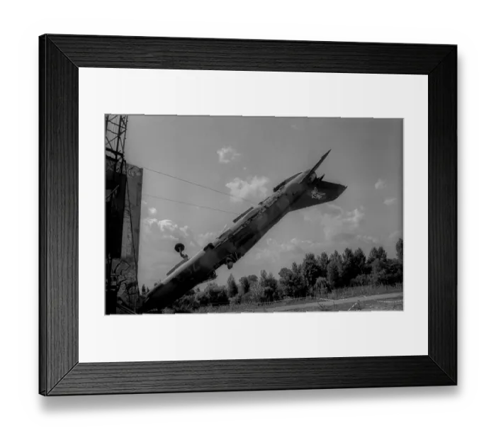 Framed Print : Germany, Berlin, 12.8.1992, installations by British scrap artists in the Spreebogen Framed Print : Germany, Berlin, 12.8.1992, installations by British scrap artists in the Spreebogen