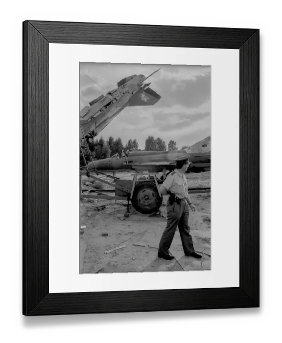 Framed Print : Germany, Berlin, 12.8.1992, installations by British scrap artists in the Spreebogen Framed Print : Germany, Berlin, 12.8.1992, installations by British scrap artists in the Spreebogen