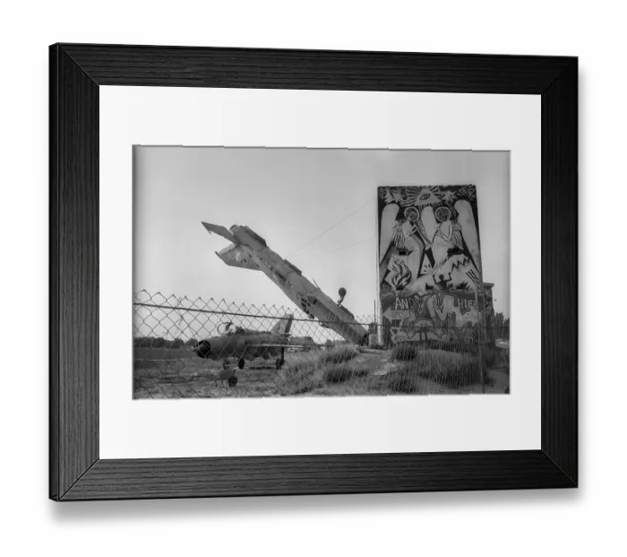 Framed Print : Germany, Berlin, 12.8.1992, installations by British scrap artists in the Spreebogen