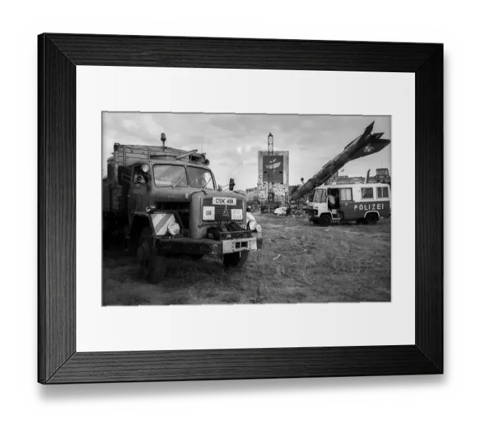 Framed Print : Germany, Berlin, 12.8.1992, installations by British scrap artists in the Spreebogen Framed Print : Germany, Berlin, 12.8.1992, installations by British scrap artists in the Spreebogen