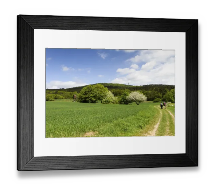 Framed Print : Wandertouristen auf dem Rheinsteig Wanderweg Mittelrheintal Framed Print : Wandertouristen auf dem Rheinsteig Wanderweg Mittelrheintal