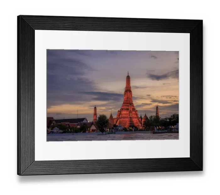 Framed Print : The Temple of Dawn, Wat Arun, glows in the fading light Framed Print : The Temple of Dawn, Wat Arun, glows in the fading light