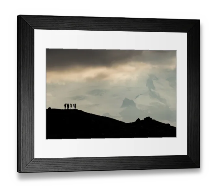 Framed Print : Silhouette of tourists at the ridge with view of Hvannadalshnukur and glacier Oraefajokull