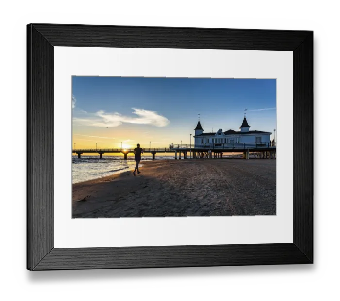 Framed Print : Pier Ahlbeck, restaurant, runner