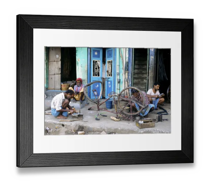 Framed Print : BiCycle-Reparaturwerkstatt in einer Plattform in Chennai
