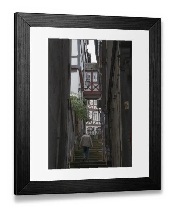 Framed Print : Schmale Gasse mit half-timbered house