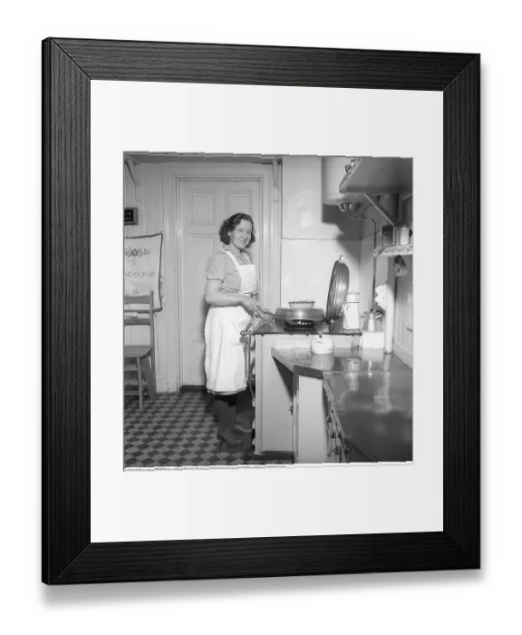Framed Print : The AGA cooker. A swedish invention by Gustaf Dalen with the principle of heat storage