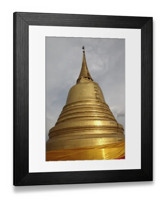 Framed Print : A couple of prayers in front of the Wat Saket Golden Mount temple Framed Print : A couple of prayers in front of the Wat Saket Golden Mount temple