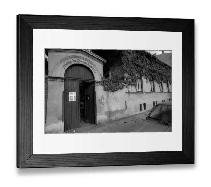 Framed Print : Germany, Berlin, 30.09.1992, entrance to the garrison cemetery Framed Print : Germany, Berlin, 30.09.1992, entrance to the garrison cemetery