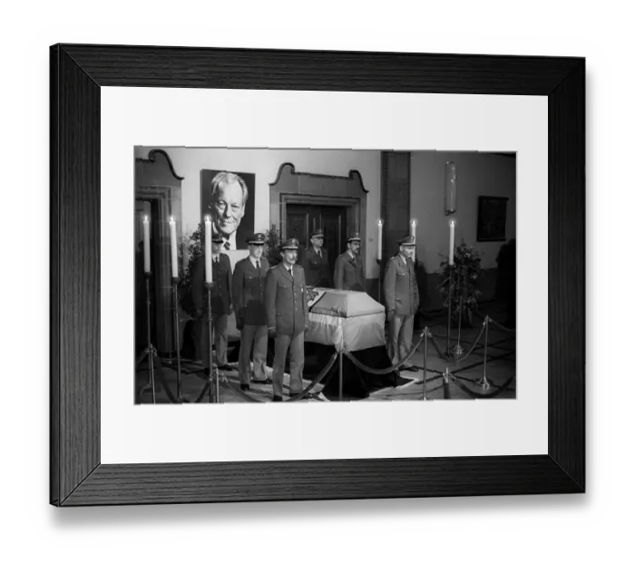 Framed Print : Germany, Berlin, 16.10.1992, laying out - Willy Brandt