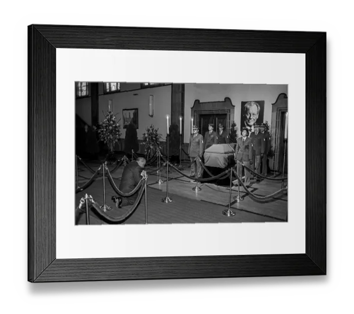 Framed Print : Germany, Berlin, 16.10.1992, laying out - Willy Brandt