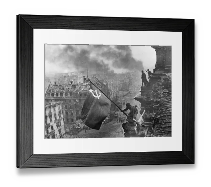 Framed Print : Auf dem Berliner Reichstag, 2. Mai 1945 Framed Print : Auf dem Berliner Reichstag, 2. Mai 1945