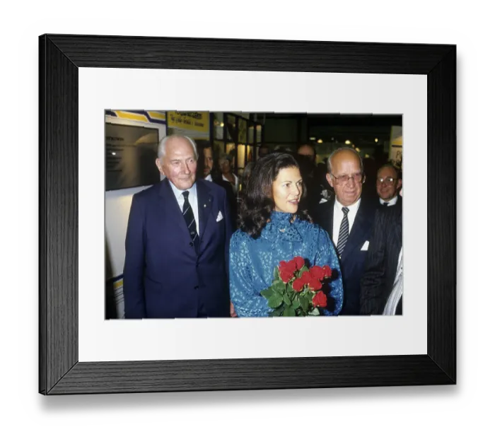 Framed Print : Drottning Silvia pa frimarksutstallningen Stockholmia 86 Har tillsammans med Ingemund Bengtsson (th) Framed Print : Drottning Silvia pa frimarksutstallningen Stockholmia 86 Har tillsammans med Ingemund Bengtsson (th)