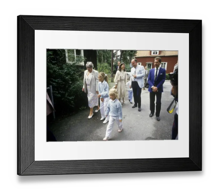 Framed Print : Drottning Silvia med Prins Carl Philip