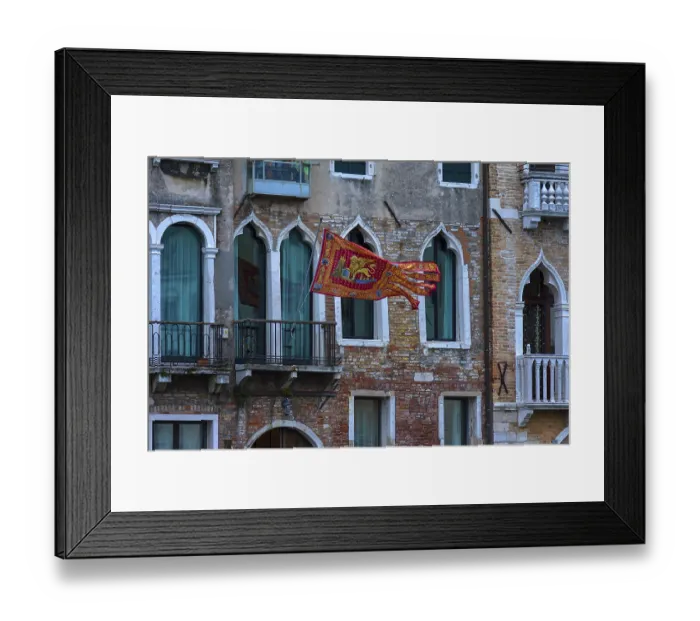 Framed Print : Waving flag of the Republic of Venice on a palace