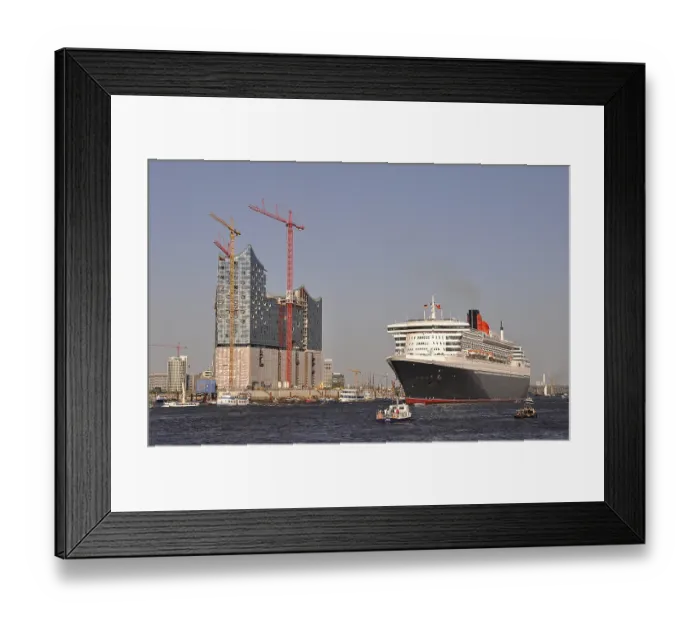 Framed Print : Queen Mary 2 in the harbor, Hamburg
