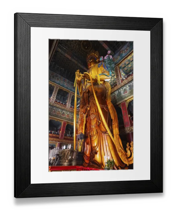 Framed Print : Innenraum des Lamatempels in Peking mit Besuchern und buddhistischen Statuen Framed Print : Innenraum des Lamatempels in Peking mit Besuchern und buddhistischen Statuen