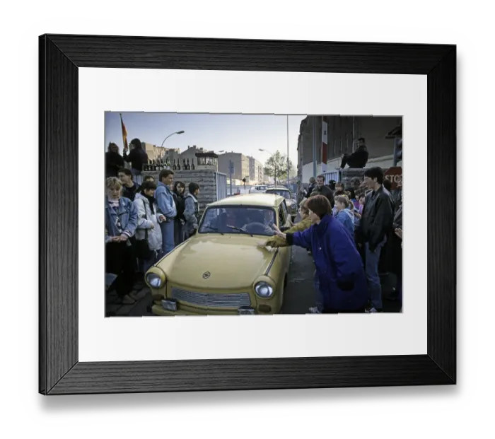 Framed Print : Fall of the Berlin Wall: at the border crossing Chausseestrasse cars from East Berlin are greeted