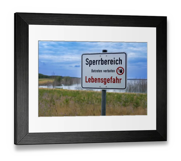 Framed Print : Sign with the inscription Sperrbereich Betreten verboten Lebensgefahr on the shore of Lake Senftenberg