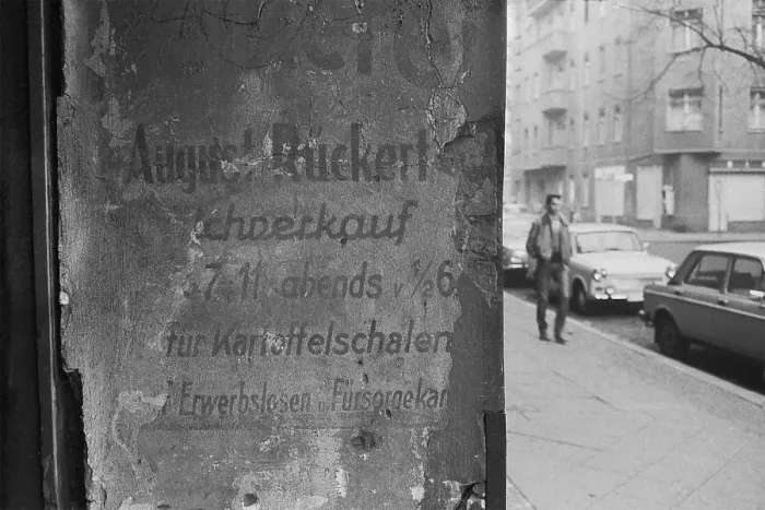 Framed Print : 07.12.1981, East Berlin, Prenzlauer Berg, Lychener Strasse, milk sale, purchase of potato peelings, historical inscription in a house entrance