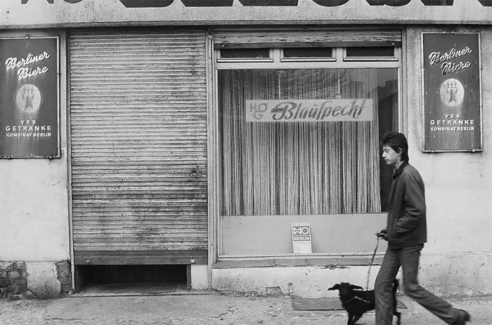 Framed Print : 07.12.1981, GDR, East Berlin, Prenzlauer Berg district, locked entrance of the HO restaurant Zum Blauspecht East Berlin, Berlin-Prenzlauer Berg, GDR GDR
