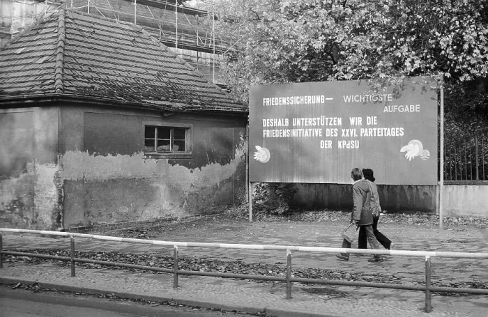 Framed Print : 08.10.1981 GDR East Berlin district of Prenzlauer Berg Framed Print : 08.10.1981 GDR East Berlin district of Prenzlauer Berg