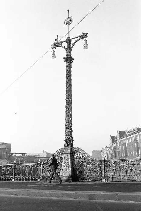 Framed Print : 08.10.1982, East Berlin, GDR, streetlamp of Weidendammer Bridge