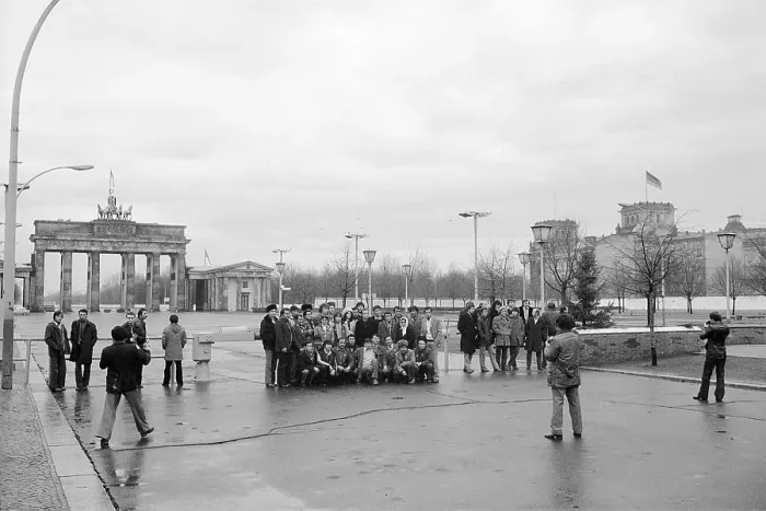 Framed Print : 13.02.1973, GDR, East Berlin, Pariser Platz, a group of travellers having their photo taken in front of the Brandenburg Gate East Berlin, Berlin-Mitte, GDR Framed Print : 13.02.1973, GDR, East Berlin, Pariser Platz, a group of travellers having their photo taken in front of the Brandenburg Gate East Berlin, Berlin-Mitte, GDR