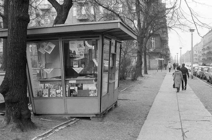 Framed Print : 17 November 1981, GDR, East Berlin, Prenzlauer Berg district, Dunkerstrasse at the corner of Raumerstrasse, closed newspaper kiosk of the Postzeitungsvertrieb (PVZ) of the GDR East Berlin, Berlin-Prenzlauer Berg, GDR GDR
