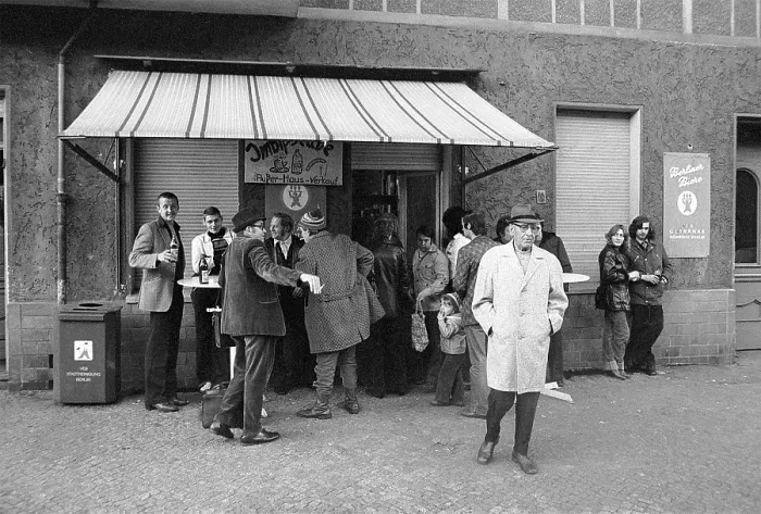 Framed Print : 17 November 1981, GDR, East Berlin, Prenzlauer Berg district, Dimitroffstrasse, scene in front of a snack bar with self-service and out-of-home sales East Berlin, Berlin-Prenzlauer Berg, GDR GDR Framed Print : 17 November 1981, GDR, East Berlin, Prenzlauer Berg district, Dimitroffstrasse, scene in front of a snack bar with self-service and out-of-home sales East Berlin, Berlin-Prenzlauer Berg, GDR GDR
