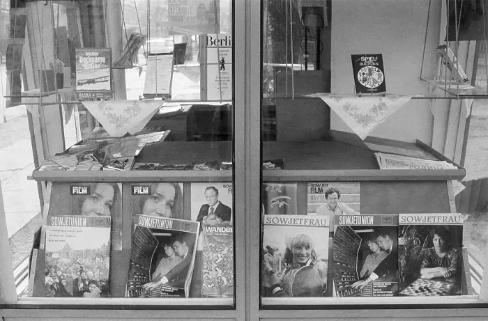 Framed Print : 17.11.1981, GDR, East Berlin, Prenzlauer Berg district, Dunkerstrasse corner Raumerstrasse, closed newspaper kiosk of the Postzeitungsvertrieb (PVZ) of the GDR, assortment: mainly magazines from the Soviet Union East Berlin, Berlin-Prenzlauer Berg