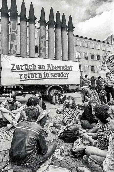 Framed Print : 19.04.1985, Easter march to the Pershing site Waldheide near Heilbronn
