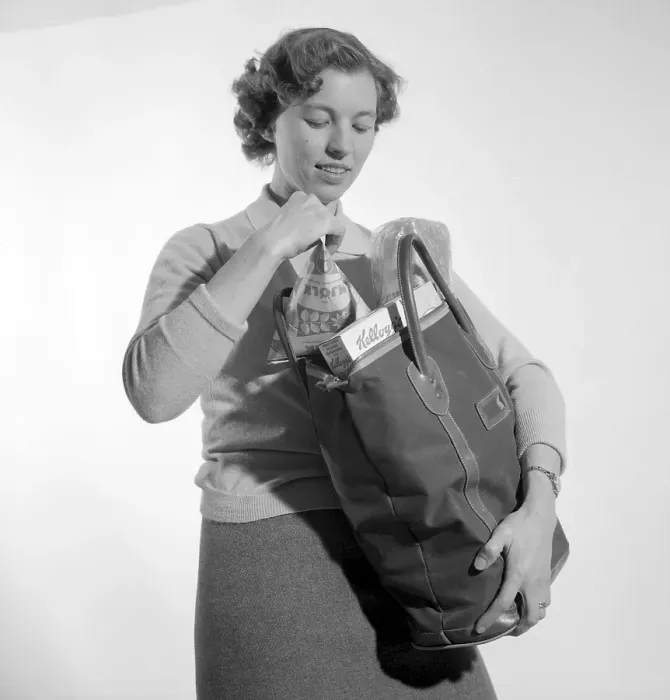 Framed Print : In the 1960s. A woman with her shopping bag. The classic Tetran milk package is visible. Invented by Ruben Rausings employee Erik Wallenberg in a tetrahedron form, that became the start of the Tetra Pak packaging empire. Sweden 1960. Conard ref 4188