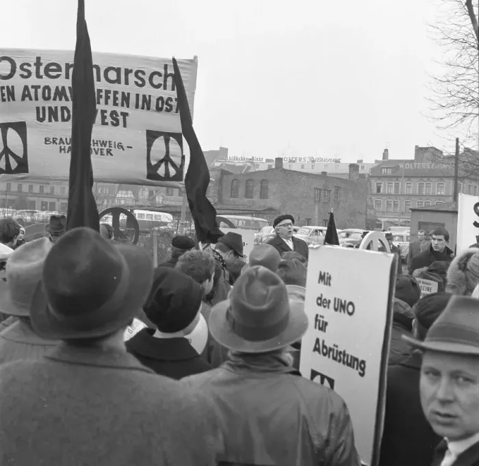 Framed Print : The 1964 Easter March led by the Campaign for Disarmament