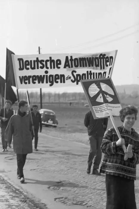 Framed Print : The 1964 Easter March led by the Campaign for Disarmament