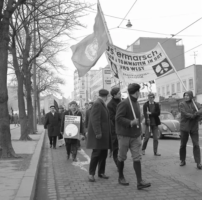 Framed Print : The 1964 Easter March led by the Campaign for Disarmament