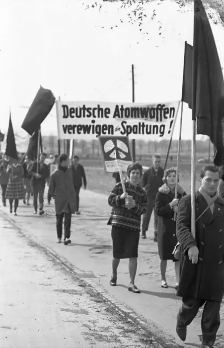 Framed Print : The 1964 Easter March led by the Campaign for Disarmament