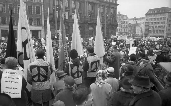 Framed Print : The 1964 Easter March led by the Campaign for Disarmament