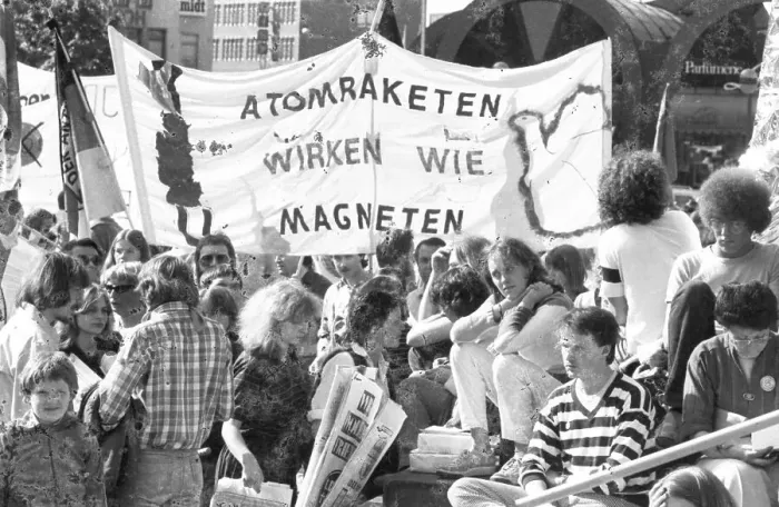 Framed Print : 20, 000 demonstrators called by the peace movement