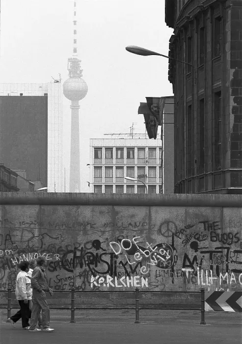 Framed Print : 20 November 1988, West Berlin, Ebertstrasse, view over the Wall towards the television tower (East Berlin) West Berlin, Berlin-Tiergarten, Germany, Europe Framed Print : 20 November 1988, West Berlin, Ebertstrasse, view over the Wall towards the television tower (East Berlin) West Berlin, Berlin-Tiergarten, Germany, Europe