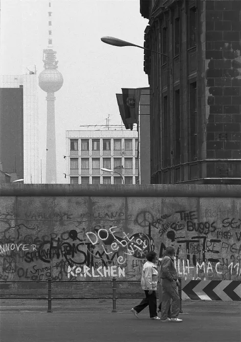 Framed Print : 20 November 1988, West Berlin, Ebertstrasse, view over the Wall towards the television tower (East Berlin) West Berlin, Berlin-Tiergarten, Germany, Europe Framed Print : 20 November 1988, West Berlin, Ebertstrasse, view over the Wall towards the television tower (East Berlin) West Berlin, Berlin-Tiergarten, Germany, Europe