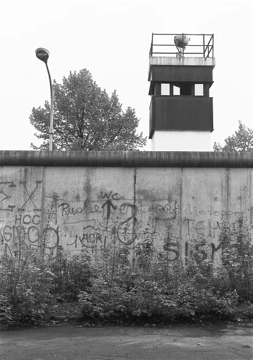 Framed Print : 20 November 1988, West Berlin, Ebertstrasse, view of the Wall, behind it a GDR guard tower West Berlin, Berlin-Tiergarten, Germany, Europe Framed Print : 20 November 1988, West Berlin, Ebertstrasse, view of the Wall, behind it a GDR guard tower West Berlin, Berlin-Tiergarten, Germany, Europe