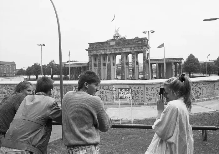 Framed Print : 20 November 1988, West Berlin, Ebertstrasse, visitors on the viewing platform with a view of the Wall, behind it the Brandenburg Tor West Berlin, Berlin-Tiergarten, Germany, Europe Framed Print : 20 November 1988, West Berlin, Ebertstrasse, visitors on the viewing platform with a view of the Wall, behind it the Brandenburg Tor West Berlin, Berlin-Tiergarten, Germany, Europe
