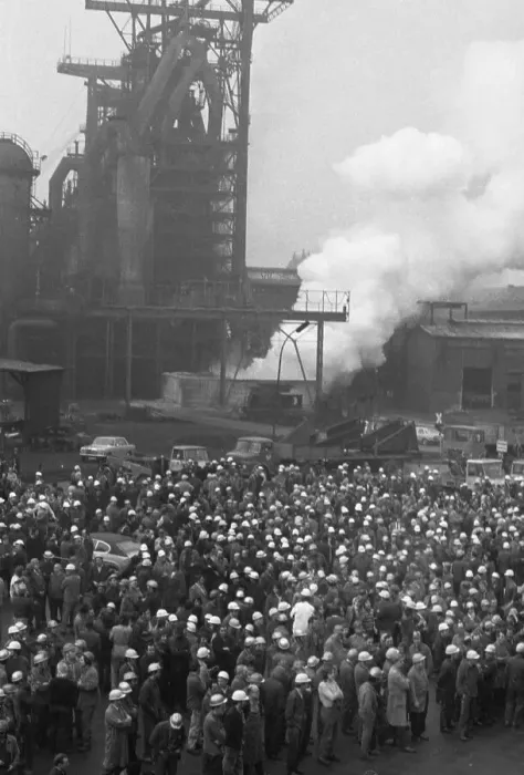 Framed Print : 2000 steelworkers of the Henrichshuette in Hattingen demonstrated on 29 Framed Print : 2000 steelworkers of the Henrichshuette in Hattingen demonstrated on 29