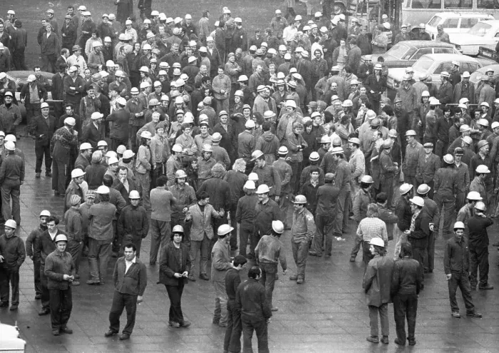 Framed Print : 2000 steelworkers of the Henrichshuette in Hattingen demonstrated on 29