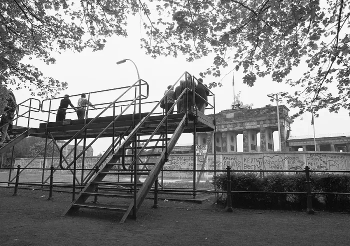 Framed Print : 20.11.1988, West Berlin, Strasse des 17. Juni, visitors on the viewing platform with a view of the Wall, behind it the Brandenburg Tor West Berlin, Berlin-Tiergarten, Germany, Europe Framed Print : 20.11.1988, West Berlin, Strasse des 17. Juni, visitors on the viewing platform with a view of the Wall, behind it the Brandenburg Tor West Berlin, Berlin-Tiergarten, Germany, Europe