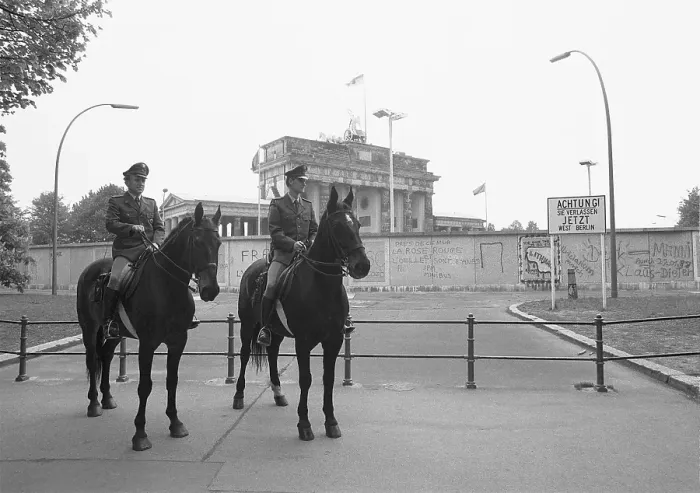 Framed Print : 20.11.1988, West Berlin, Strasse des 17. Juni, members of the equestrian squadron of the Berlin police on their horses, in the background the Wall and the Brandenburg Tor tor (GDR) West Berlin, Berlin-Tiergarten, Germany, Europe Framed Print : 20.11.1988, West Berlin, Strasse des 17. Juni, members of the equestrian squadron of the Berlin police on their horses, in the background the Wall and the Brandenburg Tor tor (GDR) West Berlin, Berlin-Tiergarten, Germany, Europe