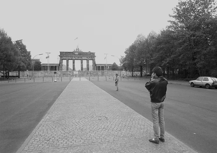 Framed Print : 20.11.1988, West Berlin, Strasse des 17. Juni, souvenir photo in front of the Wall, view of the Wall, behind it the Brandenburg Tor West Berlin, Berlin-Tiergarten, Germany, Europe
