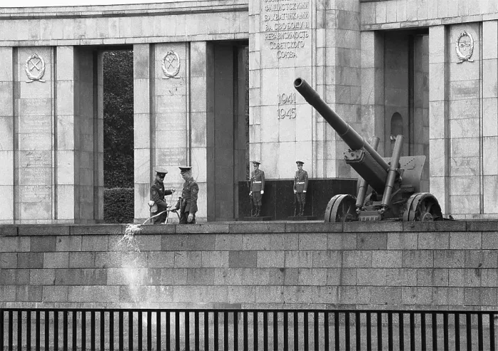 Framed Print : 20.11.1988, West Berlin, Strasse des 17. Juni, Tiergarten district, Soviet memorial for the fallen Soviet soldiers in World War II, cleaning work by 2 Soviet soldiers West Berlin, Berlin-Tiergarten, Germany, Europe