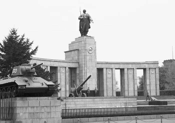 Framed Print : 20.11.1988, West Berlin, Strasse des 17. Juni, Tiergarten district, Soviet memorial for the fallen Soviet soldiers in World War II, cleaning work by a Soviet soldier (right) West Berlin, Berlin-Tiergarten, Germany, Europe